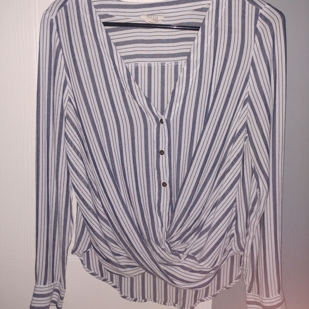 baby blue and white button twist top